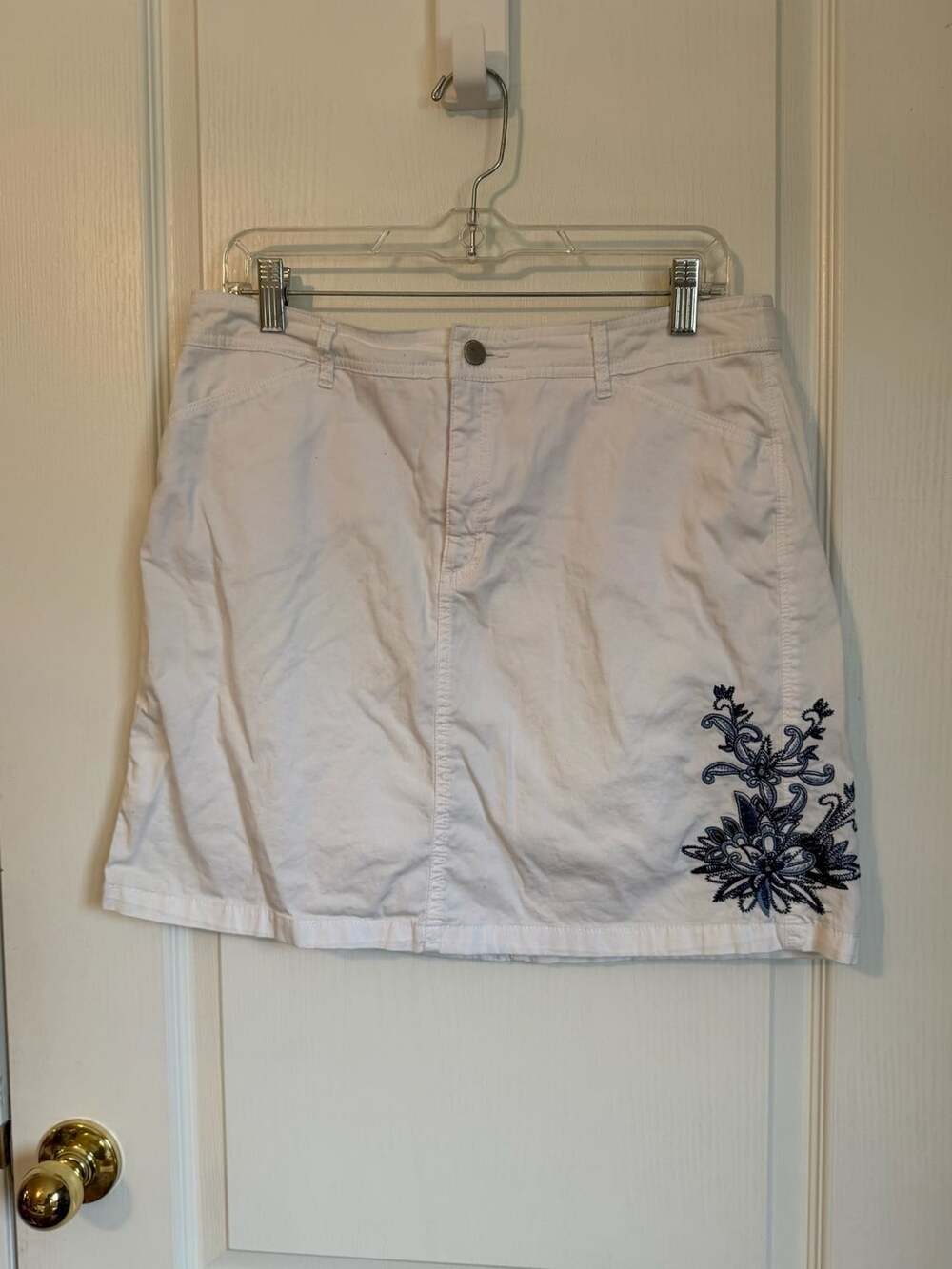 Croft & Barrow White Skort Blue Embroidered Floral